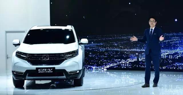 作為全球最暢銷的SUV， CR-V創(chuàng)造了無數(shù)個(gè)奇跡。撇開全球不說，從2004年CR-V被引進(jìn)到中國(guó)市場(chǎng)以來，就開拓了城市SUV市場(chǎng)，開啟了國(guó)內(nèi)高品質(zhì)SUV生活潮流。進(jìn)取之路永不停止，就在此次上海車展期間，東風(fēng)本田CR-V也終于迎來了全新?lián)Q代，實(shí)現(xiàn)了從內(nèi)到外的全面革新。